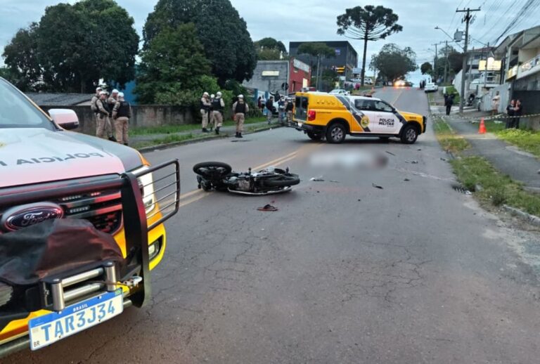Motociclista morre após avançar preferencial e bater contra carro em Curitiba