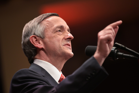 Pastor Robert Jeffress critica Partido Democrata e questiona fé de candidato ao Senado