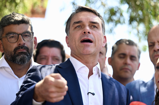 Flávio Bolsonaro lidera primeiro turno com 47% e leva disputa a segundo turno