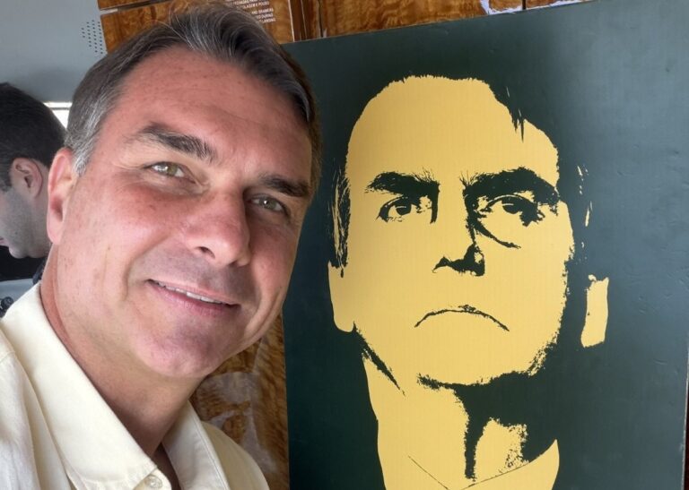 Flávio Bolsonaro apresenta PEC para barrar parentes na Presidência em 2030