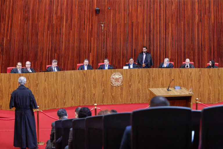 Ministros do TSE são acusados de favorecer Lula em decisões contra Flávio