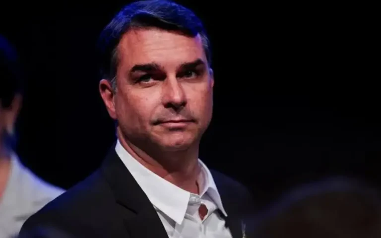 Flávio Bolsonaro vota a favor do fim da escala 6 por 1 no Senado