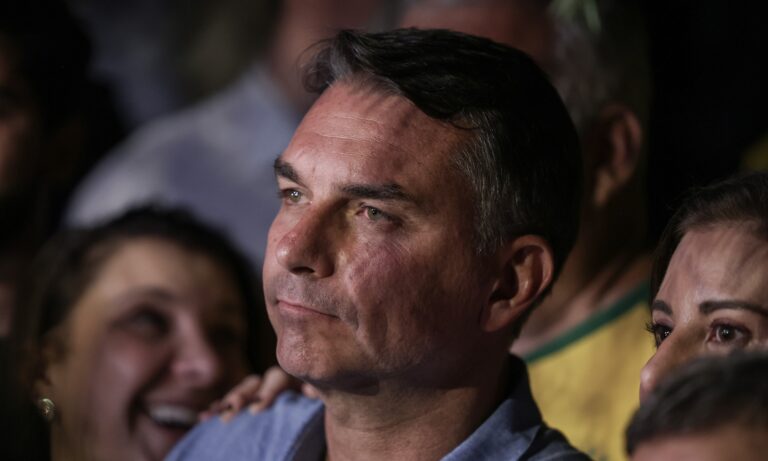 Flávio Bolsonaro processa Janones e Lindbergh por vídeo com falsas propostas