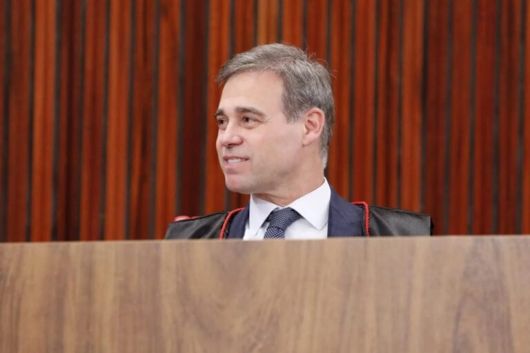 TSE interrompe julgamento sobre vídeo de Lula contra Flávio Bolsonaro
