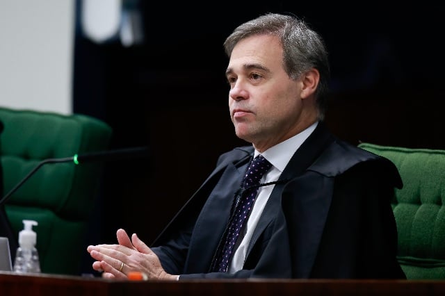 TSE suspende propaganda de Lula que associava Flávio Bolsonaro a milícias