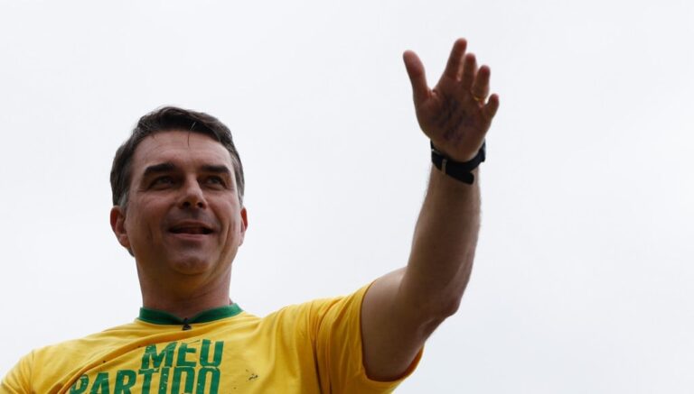 Vereador de Salvador recebe ameaças de morte antes de homenagear Flávio Bolsonaro