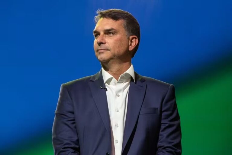 Servidor da Infraero admite fraude na filiação de Flávio Bolsonaro ao Partido Missão