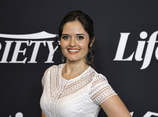 Danica McKellar adota fé cristã após convite de colega há quatro anos