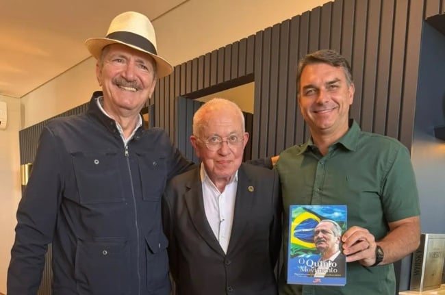 Ex-ministros Aldo Rebelo e Mangabeira Unger apoiam Flávio Bolsonaro no segundo turno