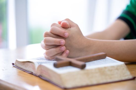 Distrito escolar de Illinois remove restrições a grupos cristãos e paga US$ 105 mil