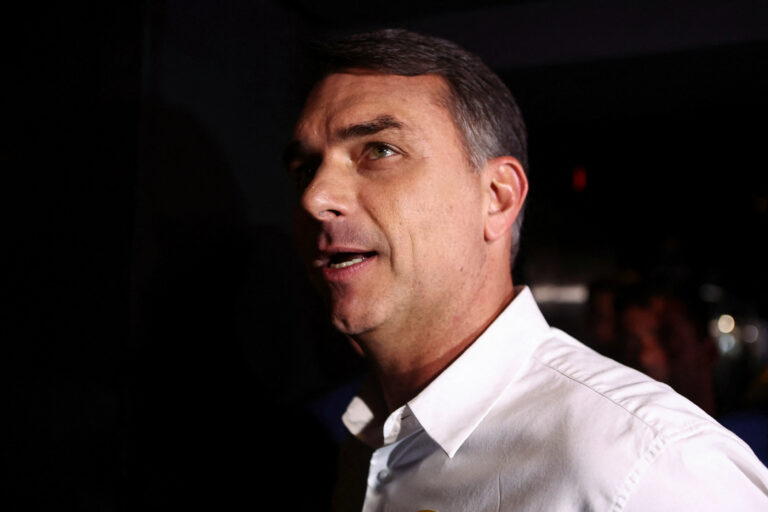 Flávio Bolsonaro deixa Brasil e viaja para os Estados Unidos com família