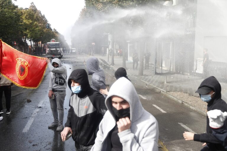 Estudantes ocupam escolas e enfrentam polícia em onda global de protestos