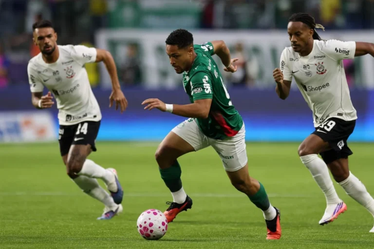 Palmeiras goleia Corinthians e Flamengo vence Fluminense na 30ª rodada do Brasileirão