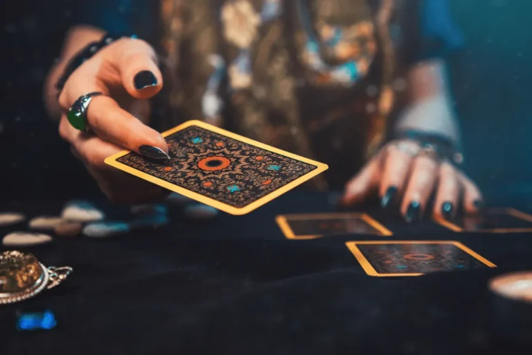 Tarot do dia prevê oportunidades e equilíbrio emocional para segunda-feira