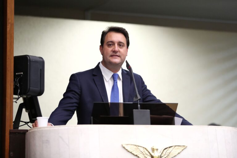 Ratinho Junior se junta a apoiadores de Flávio Bolsonaro e agita disputa no agronegócio