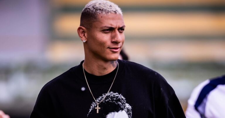 PF inclui caso de ilha de Richarlison em inquérito sobre Flávio Bolsonaro