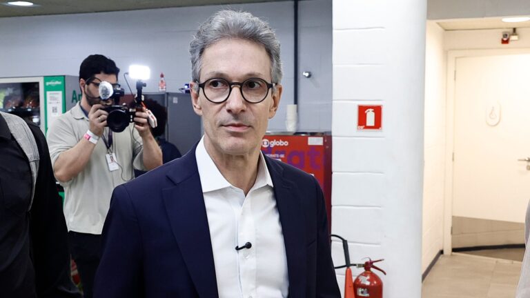 Zema leva celular à cabine de votação e será investigado pelo TRE-MG