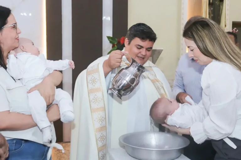 Padre batiza bebê gêmeo duas vezes por engano em igreja de São Paulo