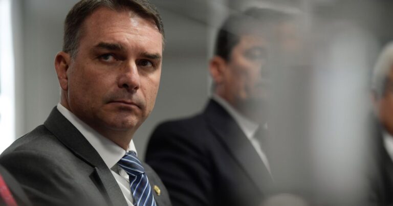 PT desafia Flávio Bolsonaro a abrir sigilos para confrontar corrupção