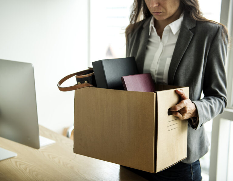 Cortes de empregos nos EUA recuam em setembro, mas tecnologia amplia demissões