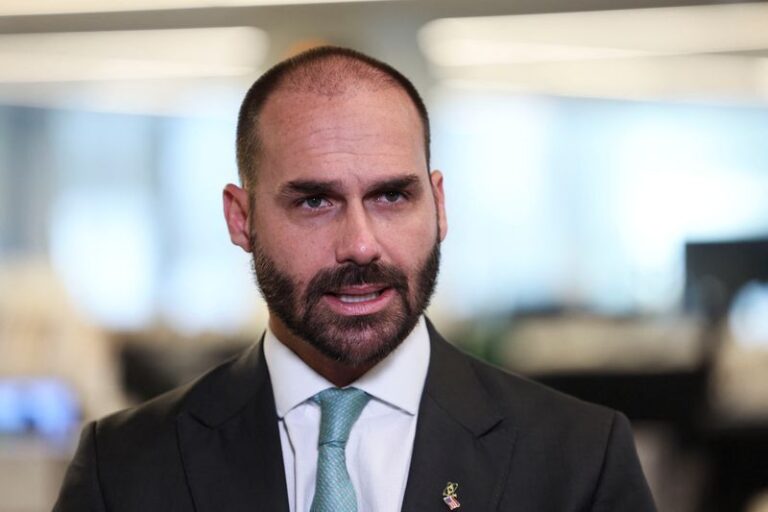 Eduardo Bolsonaro mapeia diplomatas do Itamaraty e pressiona para ser chanceler