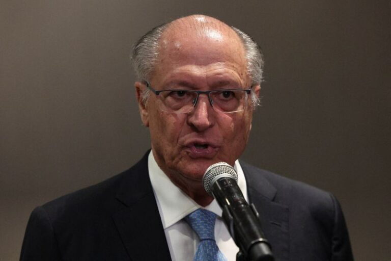 Alckmin diz que Flávio Bolsonaro usa desculpa para não abrir sigilos