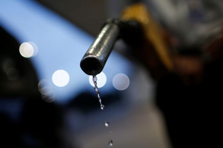 Lula zera impostos federais sobre gasolina com 16 dias para eleição