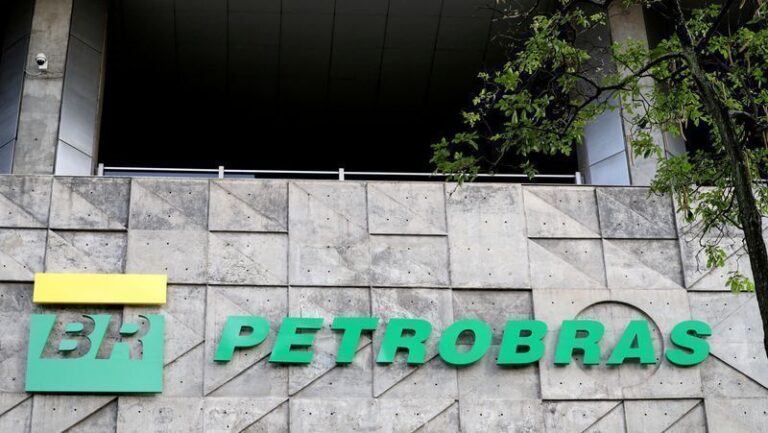 Petrobras cai 9,95% após reeleição de Lula e aciona circuit breaker da Bolsa