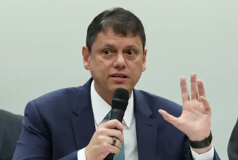 Tarcísio de Freitas é reeleito governador de São Paulo no primeiro turno