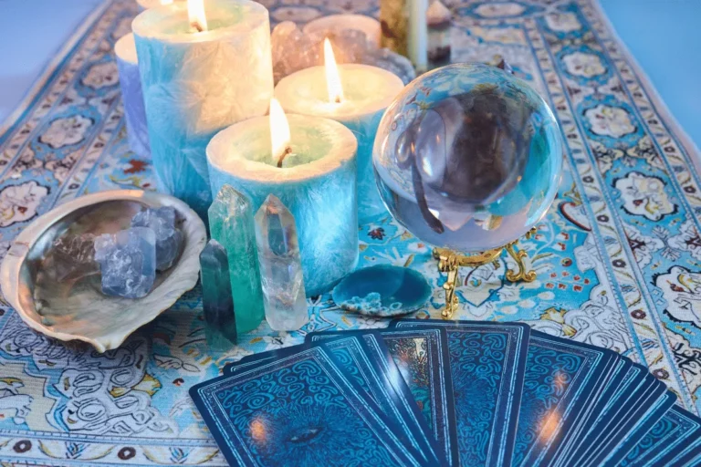 Tarô prevê movimento e reflexão para os 12 signos nesta quinta-feira