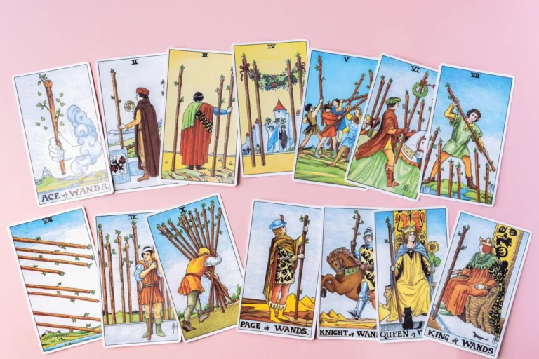 Tarot aponta movimento e reflexão para os 12 signos nesta quarta-feira