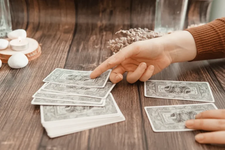 Tarot do dia aponta transformações e decisões para os 12 signos em 17 de outubro