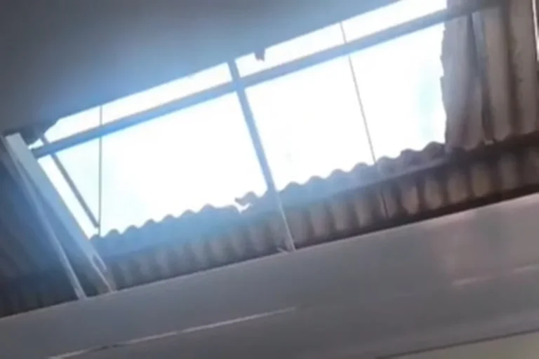 Telhado de escola no Paranoá desaba sobre sala de aula no DF