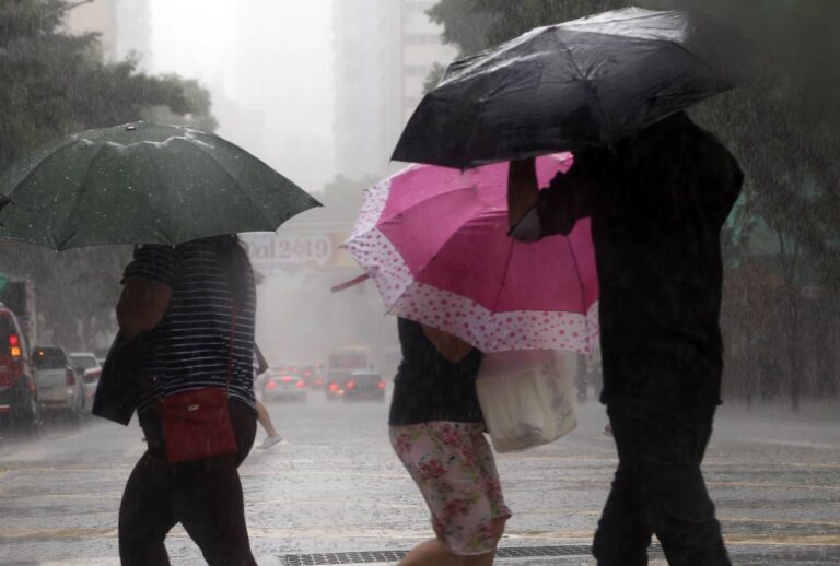 Simepar alerta para tempestade que pode despejar 200 mm de chuva no Paraná neste sábado