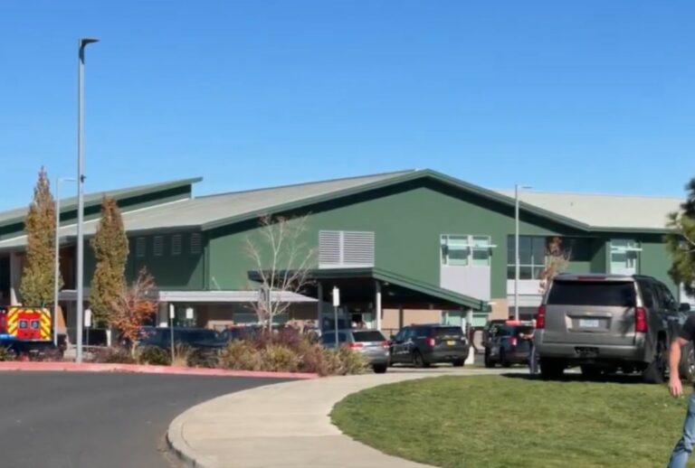 Adolescente mata três crianças e professor em tiroteio em escola no Oregon