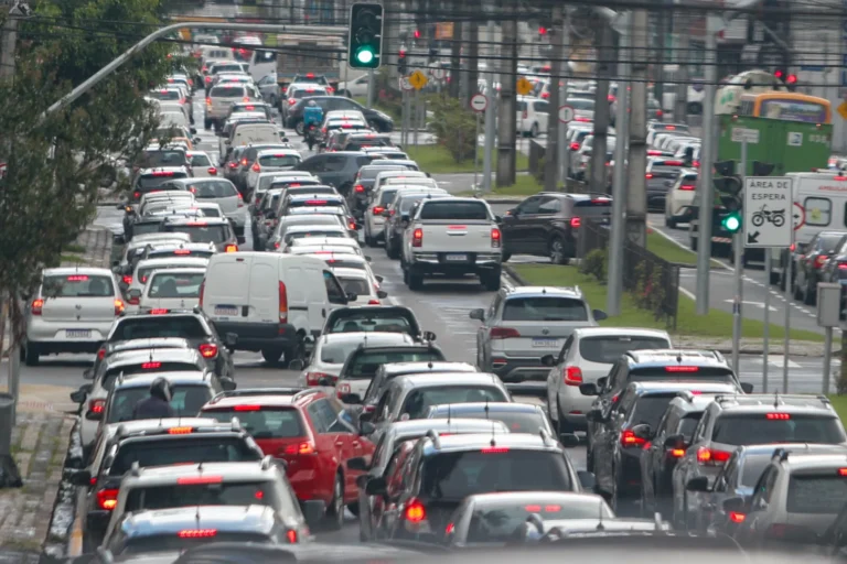 Prefeitura de Curitiba interdita vias para obras do Novo Inter 2 e passarela nesta quinta
