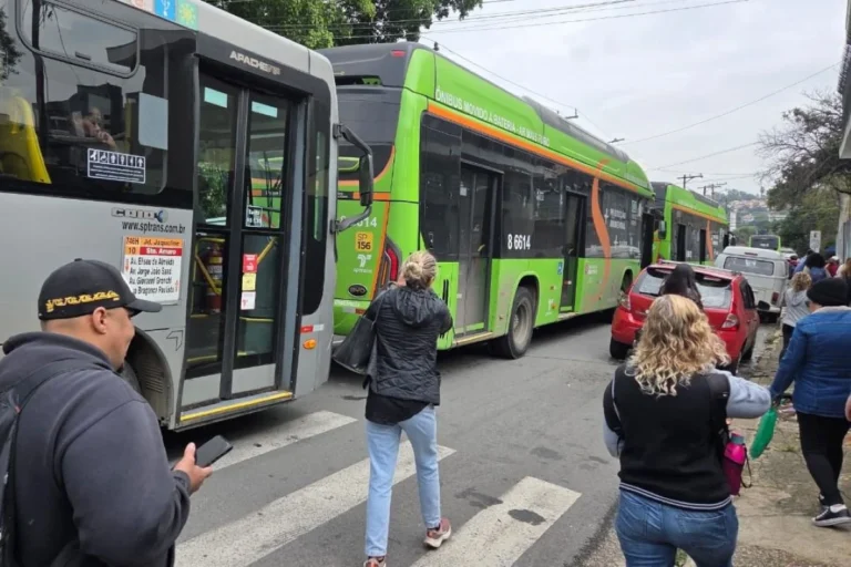 Bloqueios para show do BTS causam caos no trânsito do Morumbi em São Paulo