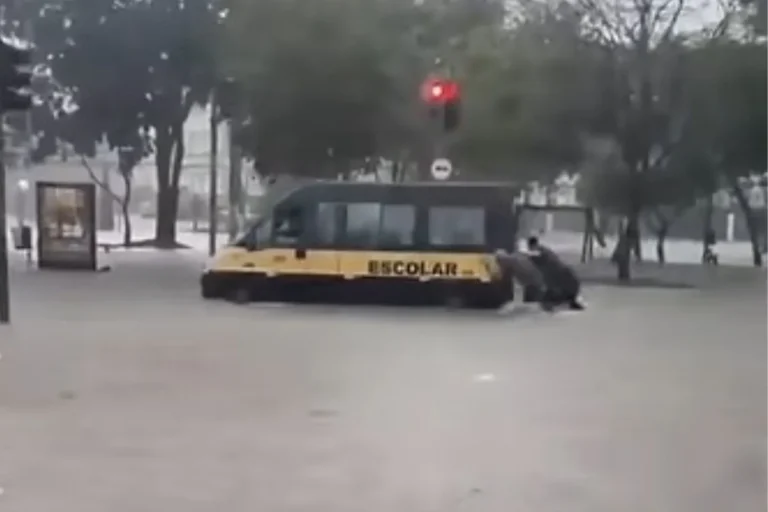 PMs resgatam van escolar ilhada por enchente no Cambuci durante temporal em São Paulo