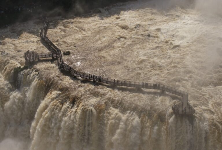 Cataratas do Iguaçu batem recorde com vazão de 17,7 milhões de litros por segundo