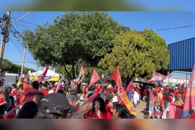 Lula e Leandro Grass fazem caminhada com apoiadores em Ceilândia