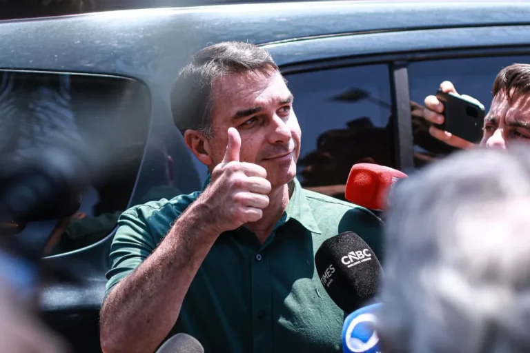 Campanha de Flávio Bolsonaro comunica à Band que debate é estratégia eleitoral