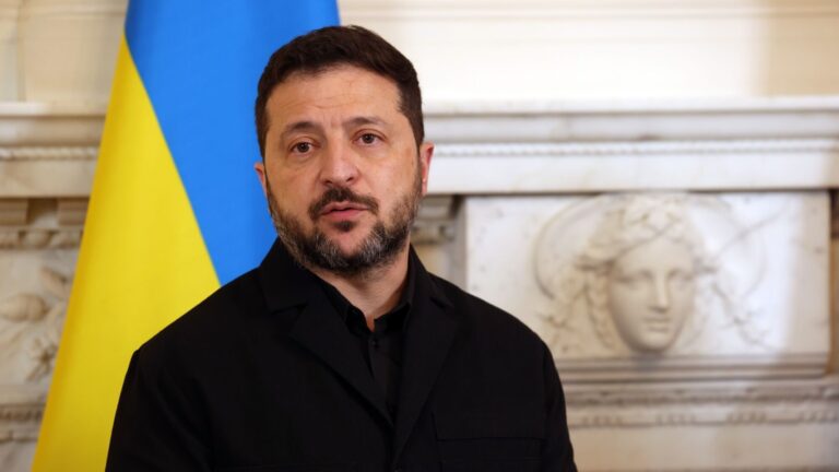 Zelensky retoma ataques a refinarias russas e acusa Trump de traição