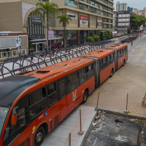 Câmara de Curitiba discute fim das obras na praça Eufrásio Correia