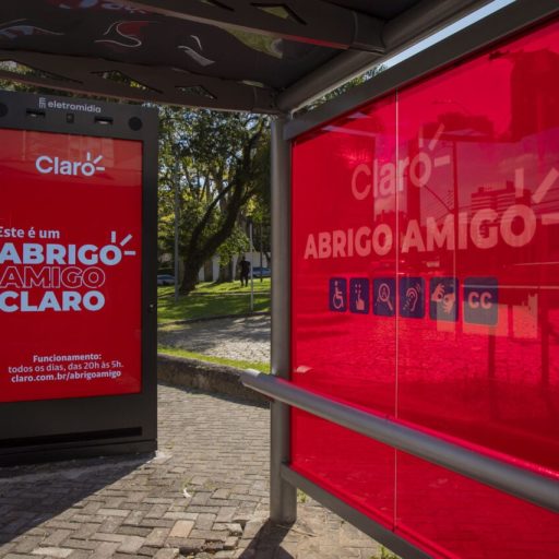 Curitiba inaugura 50º abrigo de ônibus com videochamada para passageiros