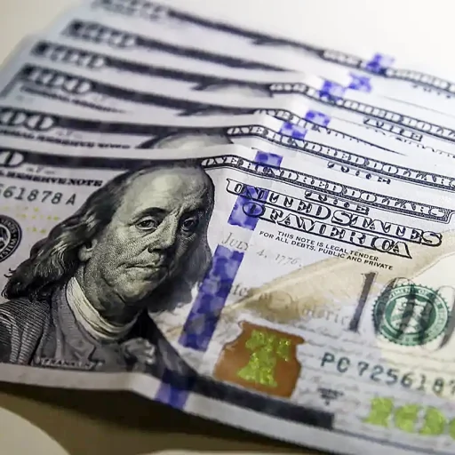 Dólar fecha em alta com petróleo e tensões no Oriente Médio