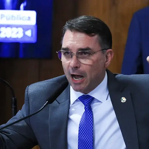 Defesa de Flávio Bolsonaro tenta quatro vezes tirar caso de Dino