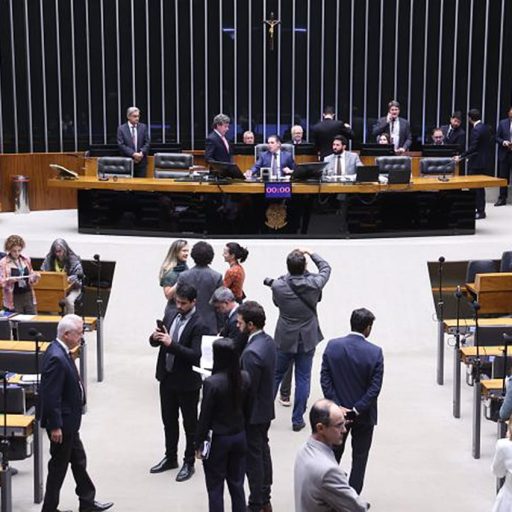 Câmara aprova fim da taxa das blusinhas em votação vitoriosa para Lula