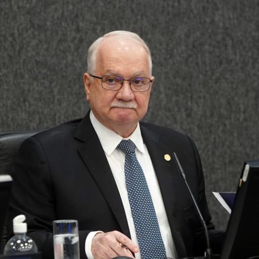 Fachin dá 72 horas para Mendonça se manifestar sobre pedido da AGU na PF