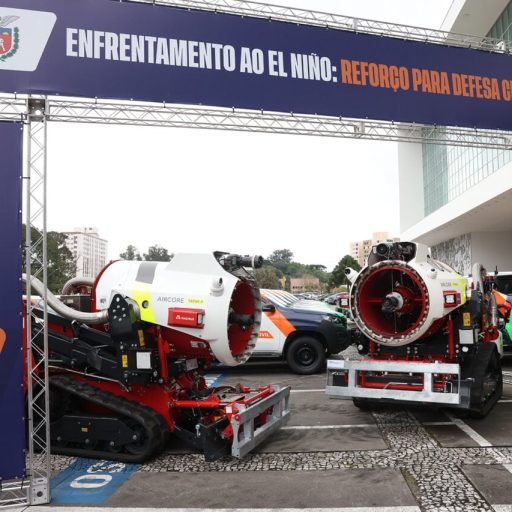 Paraná entrega 110 caminhonetes à Defesa Civil para reforçar operações