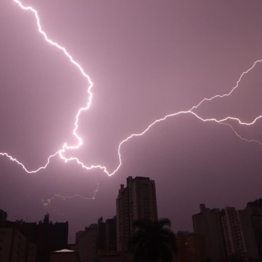 Céu de Curitiba registra intenso show de raios durante chuva forte
